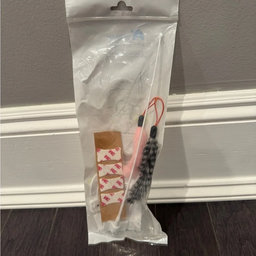 🎊HP🎉 NWT Varram Pet Fitness Interactive Feather Cat Toy with Pink Black Accents